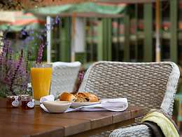 Riverside Courtyard restaurant, The Ragged Robin