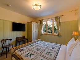 Black Sheep Cabins - Pine Tree Cabin room Pine Tree Cabin room, Black Sheep Cabins