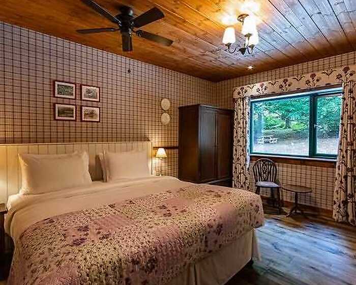 Heather and Thistle room, Black Sheep Cabins