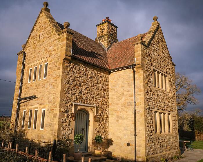 Costers Lodge room, Cowdray Cottages