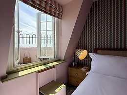 Great Room with Balcony room, Drakes Hotel