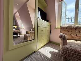 Great Room with Balcony room, Drakes Hotel