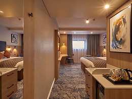 Emperor Junior room, Crowne Plaza Hotel Reading East