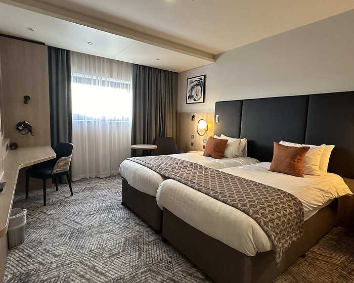 Standard Twin room, Crowne Plaza Hotel Reading