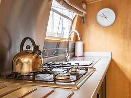 Four Sisters - 4 adults and 2 children room, The Four Sisters Boatels