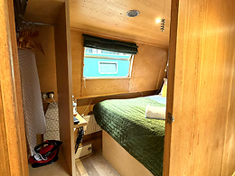 Four Sisters - 4 adults and 2 children room, The Four Sisters Boatels