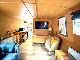 Four Sisters - 4 adults and 2 children room, The Four Sisters Boatels