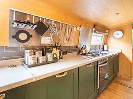 Four Sisters - 4 adults and 2 children room, The Four Sisters Boatels