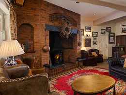 The Fox and Hounds Country Hotel