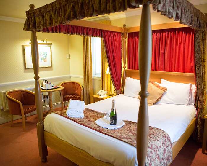 Four Poster room, The Gables