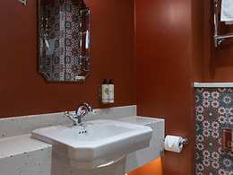 Fancy room, The Potter's Heron