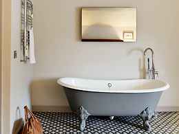 dog-friendly bathroom at wellington arms hotel