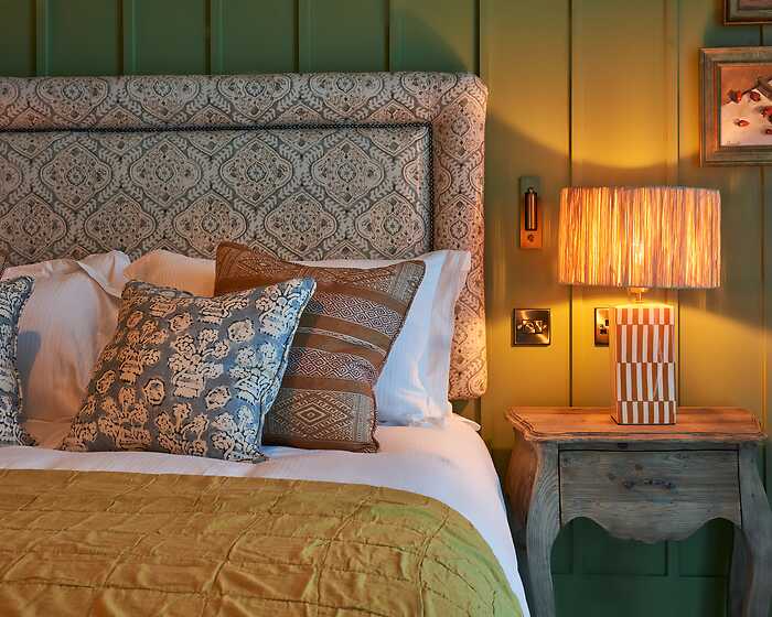 Really Comfy room, The White Horse