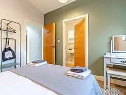 Viewpoint Lodge room, Wenlock Retreats